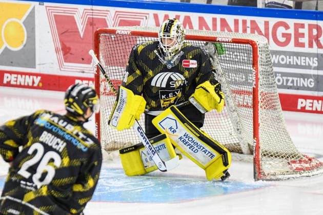 Straubing Tigers vs. Krefeld Pinguine, Eishockey, Deutsche Eishockey Liga, Penny DEL, 1.Spieltag, Saison 2026 2027, 23.09.2026 Julius Schulte (Krefeld Pinguine), Eishockey Herren, Deutsche Eishockey Liga, Penny DEL, 1.Spieltag, Saison 2026 2027 am 20.09.2026 im Eisstadion am Pulverturm, Straubing Tigers (blau) gegen Krefeld Pinguine (weiss)