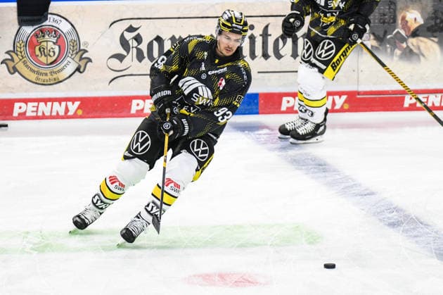 Straubing Tigers vs. Krefeld Pinguine, Eishockey, Deutsche Eishockey Liga, Penny DEL, 1.Spieltag, Saison 2026 2027, 23.09.2026 Stuart Percy (Krefeld Pinguine), Eishockey Herren, Deutsche Eishockey Liga, Penny DEL, 1.Spieltag, Saison 2026 2027 am 20.09.2026 im Eisstadion am Pulverturm, Straubing Tigers (blau) gegen Krefeld Pinguine (weiss)