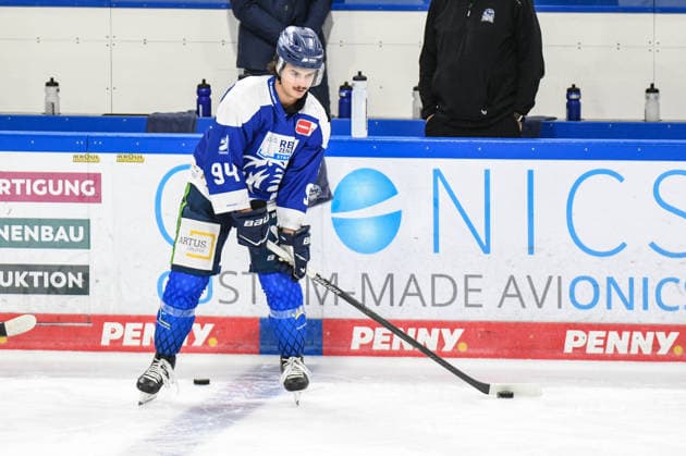 Straubing Tigers vs. Krefeld Pinguine, Eishockey, Deutsche Eishockey Liga, Penny DEL, 1.Spieltag, Saison 2026 2027, 23.09.2026 Jamieson Rees (Straubing Tigers), Eishockey Herren, Deutsche Eishockey Liga, Penny DEL, 1.Spieltag, Saison 2026 2027 am 20.09.2026 im Eisstadion am Pulverturm, Straubing Tigers (blau) gegen Krefeld Pinguine (weiss)