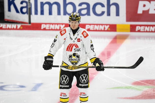 Straubing Tigers vs. Krefeld Pinguine, Eishockey, Deutsche Eishockey Liga, Penny DEL, 1.Spieltag, Saison 2026 2027, 23.09.2026 Philip Gogulla (Krefeld Pinguine), Eishockey Herren, Deutsche Eishockey Liga, Penny DEL, 1.Spieltag, Saison 2026 2027 am 20.09.2026 im Eisstadion am Pulverturm, Straubing Tigers (blau) gegen Krefeld Pinguine (weiss)