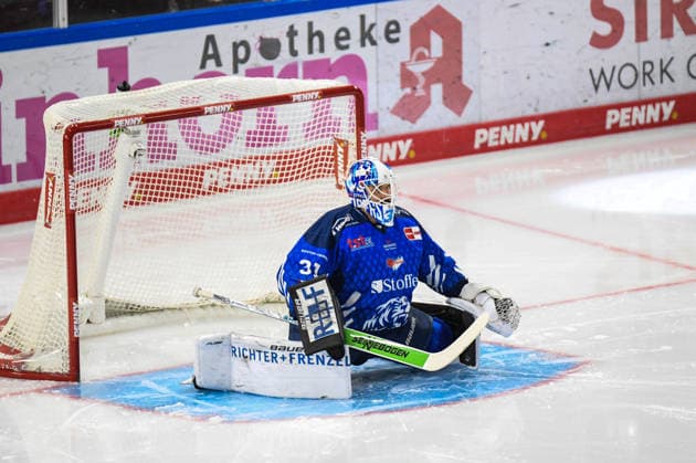 Straubing Tigers vs. Krefeld Pinguine, Eishockey, Deutsche Eishockey Liga, Penny DEL, 1.Spieltag, Saison 2026 2027, 23.09.2026 Jakub Skarek (Straubing Tigers), Eishockey Herren, Deutsche Eishockey Liga, Penny DEL, 1.Spieltag, Saison 2026 2027 am 20.09.2026 im Eisstadion am Pulverturm, Straubing Tigers (blau) gegen Krefeld Pinguine (weiss)