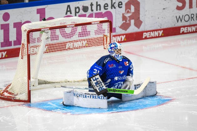 Straubing Tigers vs. Krefeld Pinguine, Eishockey, Deutsche Eishockey Liga, Penny DEL, 1.Spieltag, Saison 2026 2027, 23.09.2026 Jakub Skarek (Straubing Tigers), Eishockey Herren, Deutsche Eishockey Liga, Penny DEL, 1.Spieltag, Saison 2026 2027 am 20.09.2026 im Eisstadion am Pulverturm, Straubing Tigers (blau) gegen Krefeld Pinguine (weiss)
