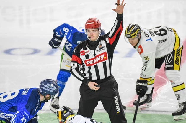 Sport Bilder des Tages Straubing Tigers vs. Krefeld Pinguine, Eishockey, Deutsche Eishockey Liga, Penny DEL, 1.Spieltag, Saison 2026 2027, 23.09.2026 Schiedsrichter Marius Woelzmueller, Eishockey Herren, Deutsche Eishockey Liga, Penny DEL, 1.Spieltag, Saison 2026 2027 am 20.09.2026 im Eisstadion am Pulverturm, Straubing Tigers (blau) gegen Krefeld Pinguine (weiss)
