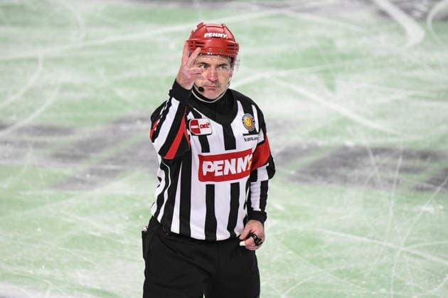 Straubing Tigers vs. Krefeld Pinguine, Eishockey, Deutsche Eishockey Liga, Penny DEL, 1.Spieltag, Saison 2026 2027, 23.09.2026 Schiedsrichter Christopher Schadewaldt, Eishockey Herren, Deutsche Eishockey Liga, Penny DEL, 1.Spieltag, Saison 2026 2027 am 20.09.2026 im Eisstadion am Pulverturm, Straubing Tigers (blau) gegen Krefeld Pinguine (weiss)