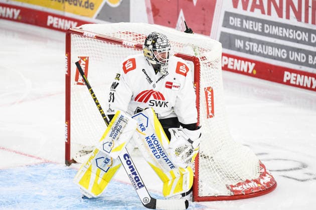 Straubing Tigers vs. Krefeld Pinguine, Eishockey, Deutsche Eishockey Liga, Penny DEL, 1.Spieltag, Saison 2026 2027, 23.09.2026 Felix Bick (Krefeld Pinguine), Eishockey Herren, Deutsche Eishockey Liga, Penny DEL, 1.Spieltag, Saison 2026 2027 am 20.09.2026 im Eisstadion am Pulverturm, Straubing Tigers (blau) gegen Krefeld Pinguine (weiss)