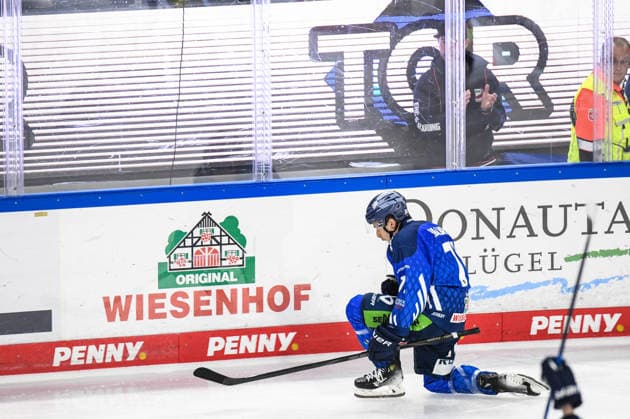 Straubing Tigers vs. Krefeld Pinguine, Eishockey, Deutsche Eishockey Liga, Penny DEL, 1.Spieltag, Saison 2026 2027, 23.09.2026 Nicholas Halloran (Straubing Tigers) jubelt ueber die Fuehrung, Eishockey Herren, Deutsche Eishockey Liga, Penny DEL, 1.Spieltag, Saison 2026 2027 am 20.09.2026 im Eisstadion am Pulverturm, Straubing Tigers (blau) gegen Krefeld Pinguine (weiss)