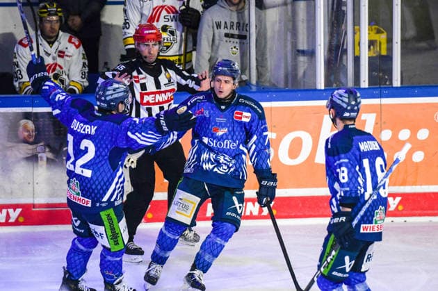 Straubing Tigers vs. Krefeld Pinguine, Eishockey, Deutsche Eishockey Liga, Penny DEL, 1.Spieltag, Saison 2026 2027, 23.09.2026 Nicholas Halloran (Straubing Tigers) mit Joseph Duszak und Tyler Madden jubeln ueber die Fuehrung, Eishockey Herren, Deutsche Eishockey Liga, Penny DEL, 1.Spieltag, Saison 2026 2027 am 20.09.2026 im Eisstadion am Pulverturm, Straubing Tigers (blau) gegen Krefeld Pinguine (weiss)