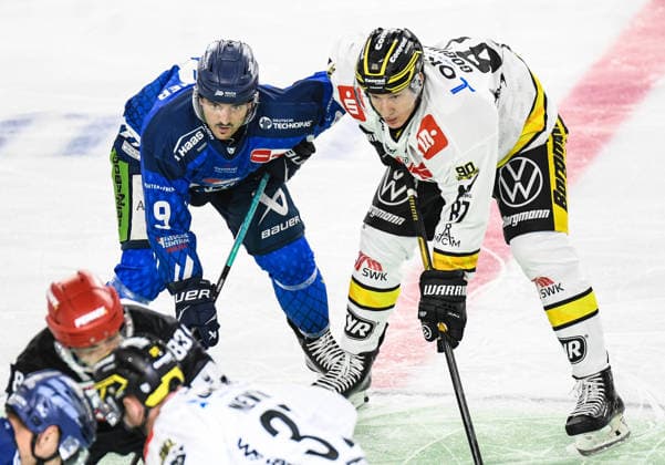 Straubing Tigers vs. Krefeld Pinguine, Eishockey, Deutsche Eishockey Liga, Penny DEL, 1.Spieltag, Saison 2026 2027, 23.09.2026 Stephan Daschner (Straubing Tigers) beim Bully mit Philip Gogulla (Krefeld Pinguine), Eishockey Herren, Deutsche Eishockey Liga, Penny DEL, 1.Spieltag, Saison 2026 2027 am 20.09.2026 im Eisstadion am Pulverturm, Straubing Tigers (blau) gegen Krefeld Pinguine (weiss)