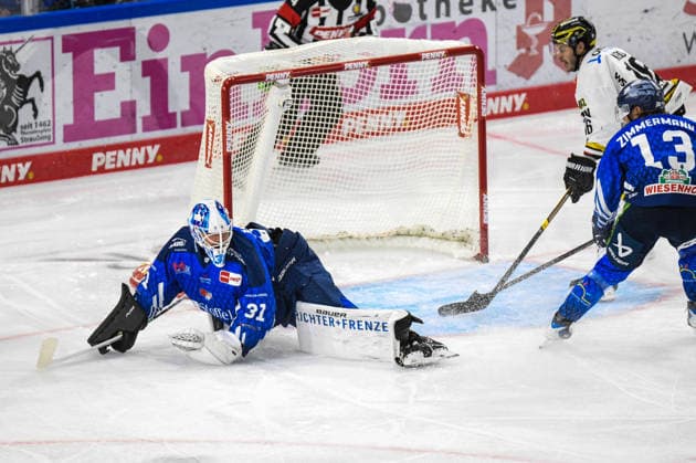 Straubing Tigers vs. Krefeld Pinguine, Eishockey, Deutsche Eishockey Liga, Penny DEL, 1.Spieltag, Saison 2026 2027, 23.09.2026 Jakub Skarek (Straubing Tigers) verhindert den Treffer, Eishockey Herren, Deutsche Eishockey Liga, Penny DEL, 1.Spieltag, Saison 2026 2027 am 20.09.2026 im Eisstadion am Pulverturm, Straubing Tigers (blau) gegen Krefeld Pinguine (weiss)