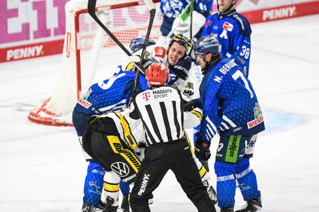 Straubing Tigers vs. Krefeld Pinguine, Eishockey, Deutsche Eishockey Liga, Penny DEL, 1.Spieltag, Saison 2026 2027, 23.09.2026 Alex Green, Simon SEidl und Nicolas Beaudin (Straubing Tigers) im HAndgemenge mit Adam Payerl und Tim Schuetz (Krefeld Pinguine), Eishockey Herren, Deutsche Eishockey Liga, Penny DEL, 1.Spieltag, Saison 2026 2027 am 20.09.2026 im Eisstadion am Pulverturm, Straubing Tigers (blau) gegen Krefeld Pinguine (weiss)