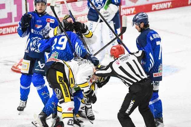 Straubing Tigers vs. Krefeld Pinguine, Eishockey, Deutsche Eishockey Liga, Penny DEL, 1.Spieltag, Saison 2026 2027, 23.09.2026 Alex Green, Simon SEidl und Nicolas Beaudin (Straubing Tigers) im HAndgemenge mit Adam Payerl und Tim Schuetz (Krefeld Pinguine), Eishockey Herren, Deutsche Eishockey Liga, Penny DEL, 1.Spieltag, Saison 2026 2027 am 20.09.2026 im Eisstadion am Pulverturm, Straubing Tigers (blau) gegen Krefeld Pinguine (weiss)