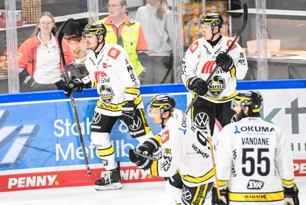 Straubing Tigers vs. Krefeld Pinguine, Eishockey, Deutsche Eishockey Liga, Penny DEL, 1.Spieltag, Saison 2026 2027, 23.09.2026 Mathew Santos (Krefeld Pinguine) jubelt ueber den Treffer, Eishockey Herren, Deutsche Eishockey Liga, Penny DEL, 1.Spieltag, Saison 2026 2027 am 20.09.2026 im Eisstadion am Pulverturm, Straubing Tigers (blau) gegen Krefeld Pinguine (weiss)