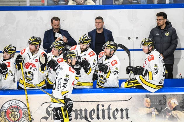 Straubing Tigers vs. Krefeld Pinguine, Eishockey, Deutsche Eishockey Liga, Penny DEL, 1.Spieltag, Saison 2026 2027, 23.09.2026 Mathew Santos (Krefeld Pinguine) jubelt ueber den Treffer, Eishockey Herren, Deutsche Eishockey Liga, Penny DEL, 1.Spieltag, Saison 2026 2027 am 20.09.2026 im Eisstadion am Pulverturm, Straubing Tigers (blau) gegen Krefeld Pinguine (weiss)