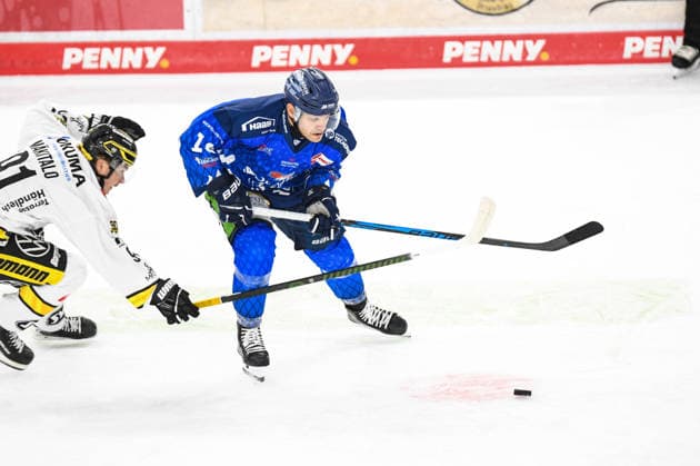 Straubing Tigers vs. Krefeld Pinguine, Eishockey, Deutsche Eishockey Liga, Penny DEL, 1.Spieltag, Saison 2026 2027, 23.09.2026 Tim Brunnhuber (Straubing Tigers) im Duell mit Roope Maekitalo (Krefeld Pinguine), Eishockey Herren, Deutsche Eishockey Liga, Penny DEL, 1.Spieltag, Saison 2026 2027 am 20.09.2026 im Eisstadion am Pulverturm, Straubing Tigers (blau) gegen Krefeld Pinguine (weiss)