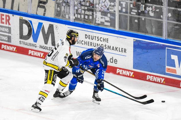 Straubing Tigers vs. Krefeld Pinguine, Eishockey, Deutsche Eishockey Liga, Penny DEL, 1.Spieltag, Saison 2026 2027, 23.09.2026 Tim Brunnhuber (Straubing Tigers) am Boden im Duell mit Davis Vandane (Krefeld Pinguine), Eishockey Herren, Deutsche Eishockey Liga, Penny DEL, 1.Spieltag, Saison 2026 2027 am 20.09.2026 im Eisstadion am Pulverturm, Straubing Tigers (blau) gegen Krefeld Pinguine (weiss)