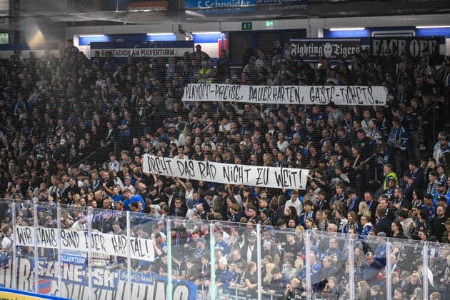 Straubing Tigers vs. Krefeld Pinguine, Eishockey, Deutsche Eishockey Liga, Penny DEL, 1.Spieltag, Saison 2026 2027, 23.09.2026 Fans (Straubing Tigers) mit dem Spruchbanner, Eishockey Herren, Deutsche Eishockey Liga, Penny DEL, 1.Spieltag, Saison 2026 2027 am 20.09.2026 im Eisstadion am Pulverturm, Straubing Tigers (blau) gegen Krefeld Pinguine (weiss)