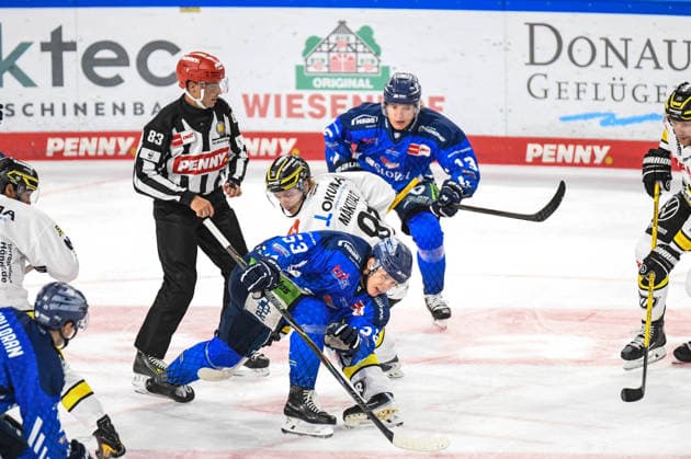 Straubing Tigers vs. Krefeld Pinguine, Eishockey, Deutsche Eishockey Liga, Penny DEL, 1.Spieltag, Saison 2026 2027, 23.09.2026 Danjo LEonhardt (Straubing Tigers) beim Bully mit Roope Maekitalo (Krefeld Pinguine), Eishockey Herren, Deutsche Eishockey Liga, Penny DEL, 1.Spieltag, Saison 2026 2027 am 20.09.2026 im Eisstadion am Pulverturm, Straubing Tigers (blau) gegen Krefeld Pinguine (weiss)