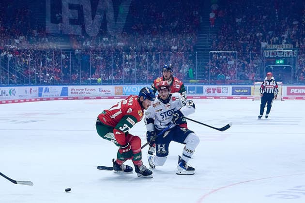 Zweikampf Kyle Wood (Augsburger Panther, 37), Reed Lebster (Schwenninger Wild Wings, 23) GER, Augsburger Panther vs. Schwenninger Wild Wings, Eishockey, PENNY DEL, 2. Spieltag, Spielzeit 2026 2027, 20.09.2026 GER, Augsburger Panther vs. Schwenninger Wild Wings, Eishockey, PENNY DEL, 2. Spieltag, Spielzeit 2026 2027, 20.09.2026 Deutschland Copyright: xEibner-Pressefoto GeraldxOelze-dexStoppanyx EP_ODS