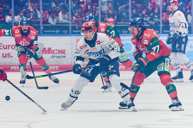 Kyle Platzer (Schwenninger Wild Wings, 88), Luke Toporowski (Augsburger Panther, 77) GER, Augsburger Panther vs. Schwenninger Wild Wings, Eishockey, PENNY DEL, 2. Spieltag, Spielzeit 2026 2027, 20.09.2026 GER, Augsburger Panther vs. Schwenninger Wild Wings, Eishockey, PENNY DEL, 2. Spieltag, Spielzeit 2026 2027, 20.09.2026 Deutschland Copyright: xEibner-Pressefoto GeraldxOelze-dexStoppanyx EP_ODS