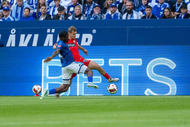 Lasse Guenther (SV Elversberg, 21) im Zweikampf mit Dina Ebimbe (Schalke 04, 29) FC Schalke 04 vs. SV Elversberg, Fussball, Bundesliga, 4.Spieltag, Saison 2026 27, 20.09.2026, DFL REGULATIONS PROHIBIT ANY USE OF PHOTOGRAPHS AS IMAGE SEQUENCES AND OR QUASI-VIDEO, FC Schalke 04 vs. SV Elversberg, Fussball, Bundesliga, 4.Spieltag, Saison 2026 27, 20.09.2026 Gelsenkirchen Copyright: xEibner-Pressefoto LukasxBaldygax EP_LBA