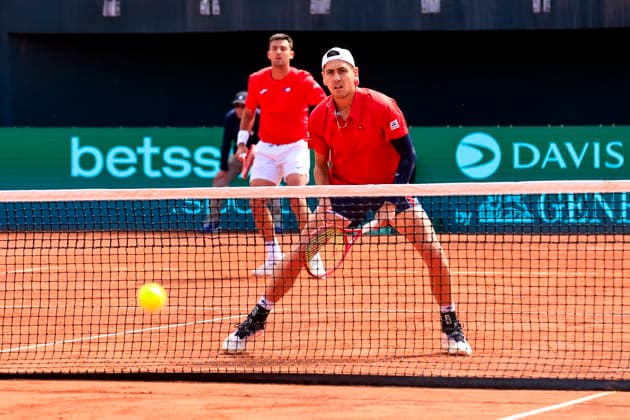 Tenis, Chile vs Espana. Copa Davis 2026. Los tenistas chilenos Tomas Barrios izquierda y Alejandro Tabilo, devuelven la pelota, a Jaume Munar y Pedro Martinez de Espana durante el partido de dobles de la Copa Davis valido por la segunda ronda de clasificatorios para el Grupo Mundials, disputado en el Court Central Anita Lizana, Parque Estadio Nacional en Santiago de Chile. 20 09 2026 Pepe Alvujar Photosport Tenis, Chile vs Espana. Copa Davis 2026. Chilean tennis players Tomas Barrios left and Alejandro Tabilo return the ball to Jaume Munar and Pedro Martinez of Spain during the Davis Cup doubles match valid for the second round of qualifiers for the World Group, played at the Anita Lizana Central Court, National Stadium Park in Santiago, Chile. 20 09 2026 Pepe Alvujar Photosport Chile vs Espana dia 2, Copa Davis 2026