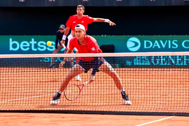 Tenis, Chile vs Espana. Copa Davis 2026. Los tenistas chilenos Tomas Barrios izquierda y Alejandro Tabilo, devuelven la pelota, a Jaume Munar y Pedro Martinez de Espana durante el partido de dobles de la Copa Davis valido por la segunda ronda de clasificatorios para el Grupo Mundials, disputado en el Court Central Anita Lizana, Parque Estadio Nacional en Santiago de Chile. 20 09 2026 Pepe Alvujar Photosport Tenis, Chile vs Espana. Copa Davis 2026. Chilean tennis players Tomas Barrios left and Alejandro Tabilo return the ball to Jaume Munar and Pedro Martinez of Spain during the Davis Cup doubles match valid for the second round of qualifiers for the World Group, played at the Anita Lizana Central Court, National Stadium Park in Santiago, Chile. 20 09 2026 Pepe Alvujar Photosport Chile vs Espana dia 2, Copa Davis 2026