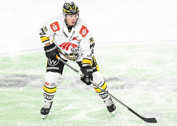 Straubing Tigers vs. Krefeld Pinguine, Eishockey, Deutsche Eishockey Liga, Penny DEL, 1.Spieltag, Saison 2026 2027, 23.09.2026 Maxwell Gildon (Krefeld Pinguine), Eishockey Herren, Deutsche Eishockey Liga, Penny DEL, 1.Spieltag, Saison 2026 2027 am 20.09.2026 im Eisstadion am Pulverturm, Straubing Tigers (blau) gegen Krefeld Pinguine (weiss)