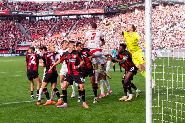 20.09.2026, Fussball, 4. Spieltag der 1. Fussball Bundesliga, Bayer 04 Leverkusen - RB Leipzig. v. l. Facundo Medina (Bayer 04 Leverkusen), Miguel Gutià rrez (Bayer 04 Leverkusen), Willi Orban (RB Leipzig), Patrik Schick (Bayer 04 Leverkusen), Jarell Amorin Quansah (Bayer 04 Leverkusen), Maxime Esteve (RB Leipzig), Edmond Tapsoba (Bayer 04 Leverkusen), Torwart Mark Flekken (Bayer 04 Leverkusen). Leverkusen BayArena NRW Deutschland xRHR-FOTO DEx Copyright: DennisxEwert RHR-FOTOx RHR-FOTO DE