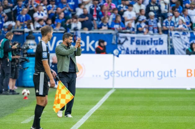 Miron Muslic (Schalke 04, Trainer) klatscht FC Schalke 04 vs. SV Elversberg, Fussball, Bundesliga, 4.Spieltag, Saison 2026 27, 20.09.2026, DFL REGULATIONS PROHIBIT ANY USE OF PHOTOGRAPHS AS IMAGE SEQUENCES AND OR QUASI-VIDEO, FC Schalke 04 vs. SV Elversberg, Fussball, Bundesliga, 4.Spieltag, Saison 2026 27, 20.09.2026 Gelsenkirchen Copyright: xEibner-Pressefoto LukasxBaldygax EP_LBA