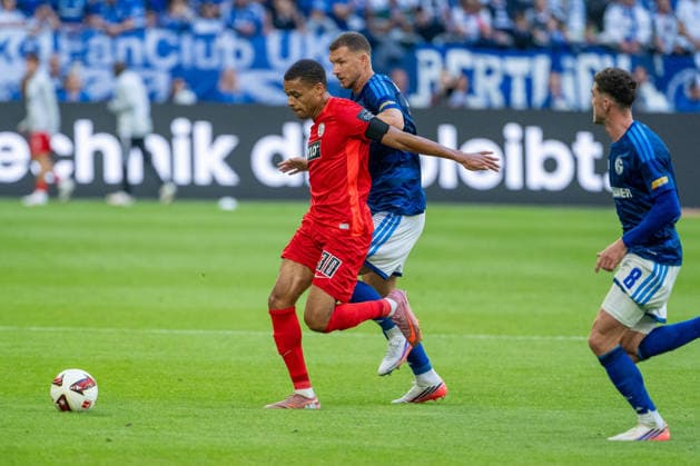 Jan Gyamerah (SV Elversberg, 30) im Zweikampf mit Edin Dzeko (Schalke 04, 10), Robin Gosens (Schalke 04, 08) FC Schalke 04 vs. SV Elversberg, Fussball, Bundesliga, 4.Spieltag, Saison 2026 27, 20.09.2026, DFL REGULATIONS PROHIBIT ANY USE OF PHOTOGRAPHS AS IMAGE SEQUENCES AND OR QUASI-VIDEO, FC Schalke 04 vs. SV Elversberg, Fussball, Bundesliga, 4.Spieltag, Saison 2026 27, 20.09.2026 Gelsenkirchen Copyright: xEibner-Pressefoto LukasxBaldygax EP_LBA