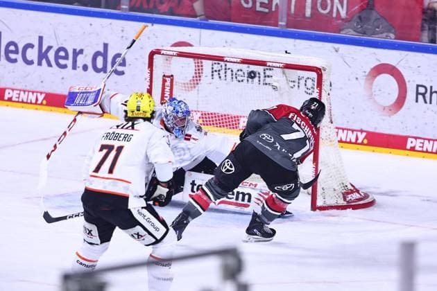 Daniel Fischbuch (Koelner Haie, 71) erzielt das Tor zum 2:0 fuer Koeln gegen Frankfurt GER, Kölner Haie vs Loewen Frankfurt, Eishockey, PENNY DEL, 2. Spieltag, Spielzeit 2026 2027, 20.09.2026 GER, Kölner Haie vs Loewen Frankfurt, Eishockey, PENNY DEL, 2. Spieltag, Spielzeit 2026 2027, 20.09.2026 Koeln Copyright: xEibner-Pressefoto RenexWeissx EP_RWS