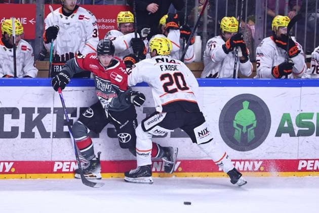 Kevin Niedenz (Koelner Haie, 46) im Zweikampf mit Fabio Kose (Loewen Frankfurt, 20) GER, Kölner Haie vs Loewen Frankfurt, Eishockey, PENNY DEL, 2. Spieltag, Spielzeit 2026 2027, 20.09.2026 GER, Kölner Haie vs Loewen Frankfurt, Eishockey, PENNY DEL, 2. Spieltag, Spielzeit 2026 2027, 20.09.2026 Koeln Copyright: xEibner-Pressefoto RenexWeissx EP_RWS