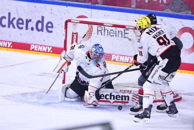 Parade von Adam Scheel (Loewen Frankfurt, 31) GER, Kölner Haie vs Loewen Frankfurt, Eishockey, PENNY DEL, 2. Spieltag, Spielzeit 2026 2027, 20.09.2026 GER, Kölner Haie vs Loewen Frankfurt, Eishockey, PENNY DEL, 2. Spieltag, Spielzeit 2026 2027, 20.09.2026 Koeln Copyright: xEibner-Pressefoto RenexWeissx EP_RWS