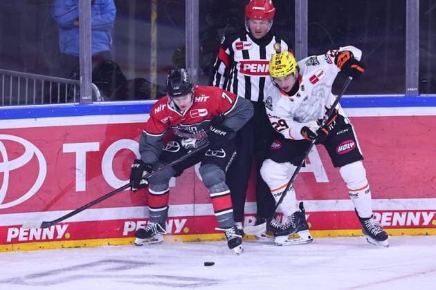 Carlos Haendel (Koelner Haie, 07) im Zweikampf mit Anthony Romano (Loewen Frankfurt, 29) GER, Kölner Haie vs Loewen Frankfurt, Eishockey, PENNY DEL, 2. Spieltag, Spielzeit 2026 2027, 20.09.2026 GER, Kölner Haie vs Loewen Frankfurt, Eishockey, PENNY DEL, 2. Spieltag, Spielzeit 2026 2027, 20.09.2026 Koeln Copyright: xEibner-Pressefoto RenexWeissx EP_RWS