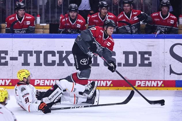 Jan-Luca Sennhenn (Koelner Haie, 17) gegen den auf dem Eis liegeenden Austin Wagner (Loewen Frankfurt, 91) GER, Kölner Haie vs Loewen Frankfurt, Eishockey, PENNY DEL, 2. Spieltag, Spielzeit 2026 2027, 20.09.2026 GER, Kölner Haie vs Loewen Frankfurt, Eishockey, PENNY DEL, 2. Spieltag, Spielzeit 2026 2027, 20.09.2026 Koeln Copyright: xEibner-Pressefoto RenexWeissx EP_RWS