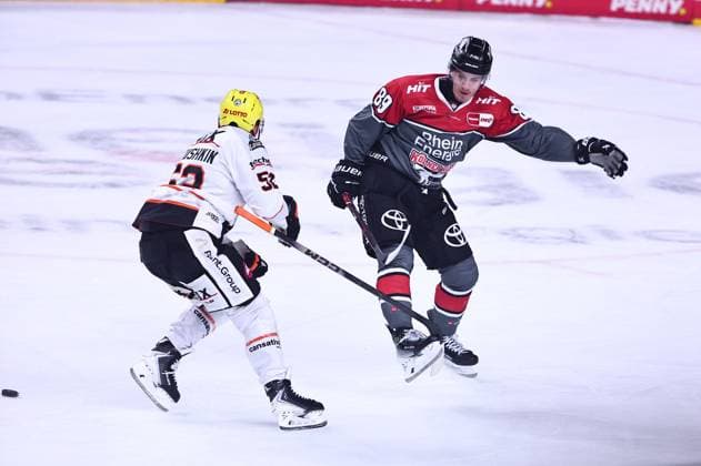 Gregor MacLeod (Koelner Haie, 89) im Zweikampf mit Maksim Matushkin (Loewen Frankfurt, 52) GER, Kölner Haie vs Loewen Frankfurt, Eishockey, PENNY DEL, 2. Spieltag, Spielzeit 2026 2027, 20.09.2026 GER, Kölner Haie vs Loewen Frankfurt, Eishockey, PENNY DEL, 2. Spieltag, Spielzeit 2026 2027, 20.09.2026 Koeln Copyright: xEibner-Pressefoto RenexWeissx EP_RWS