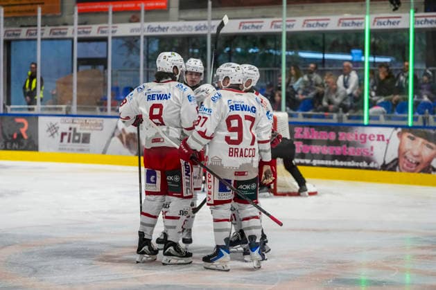 Torjubel zum 0:1 von Taylor Vause (Eisbaeren Regensburg, 91) und Mannschaft, GER, Ravensburg Towerstars vs. Eisbaeren Regensburg, Eishockey, DEL2 Hauptrunde, 2. Spieltag, Spielzeit 2026 2027, 20.09.2026 GER, Ravensburg Towerstars vs. Eisbaeren Regensburg, Eishockey, DEL2 Hauptrunde, 2. Spieltag, Spielzeit 2026 2027, 20.09.2026 Ravensburg Copyright: xEibner-Pressefoto MaximilianxRistx EP_MRT