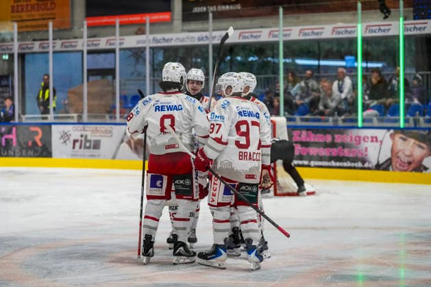 Torjubel zum 0:1 von Taylor Vause (Eisbaeren Regensburg, 91) und Mannschaft, GER, Ravensburg Towerstars vs. Eisbaeren Regensburg, Eishockey, DEL2 Hauptrunde, 2. Spieltag, Spielzeit 2026 2027, 20.09.2026 GER, Ravensburg Towerstars vs. Eisbaeren Regensburg, Eishockey, DEL2 Hauptrunde, 2. Spieltag, Spielzeit 2026 2027, 20.09.2026 Ravensburg Copyright: xEibner-Pressefoto MaximilianxRistx EP_MRT
