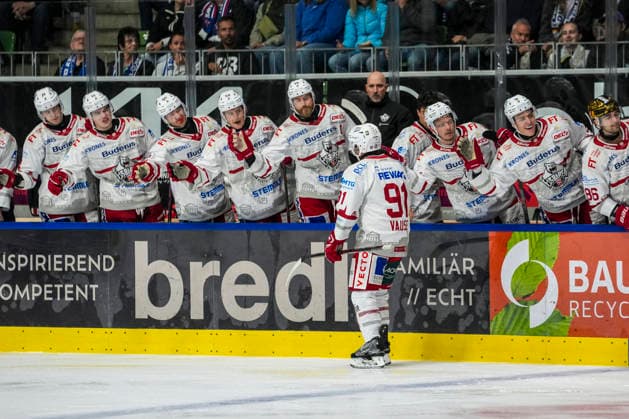 Taylor Vause (Eisbaeren Regensburg, 91) beim Abklatschen an der Bank nach seinem Tor zum 0:1, GER, Ravensburg Towerstars vs. Eisbaeren Regensburg, Eishockey, DEL2 Hauptrunde, 2. Spieltag, Spielzeit 2026 2027, 20.09.2026 GER, Ravensburg Towerstars vs. Eisbaeren Regensburg, Eishockey, DEL2 Hauptrunde, 2. Spieltag, Spielzeit 2026 2027, 20.09.2026 Ravensburg Copyright: xEibner-Pressefoto MaximilianxRistx EP_MRT