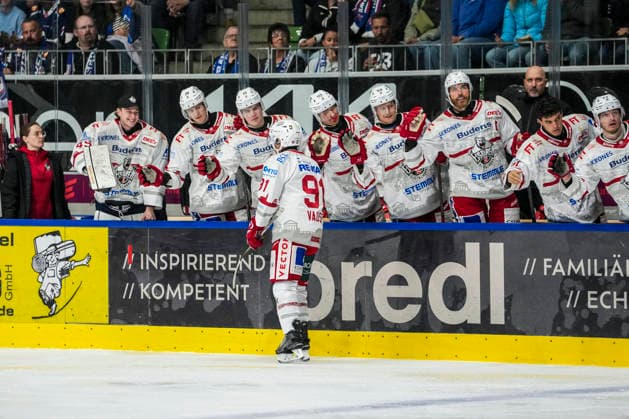 Taylor Vause (Eisbaeren Regensburg, 91) beim Abklatschen an der Bank nach seinem Tor zum 0:1, GER, Ravensburg Towerstars vs. Eisbaeren Regensburg, Eishockey, DEL2 Hauptrunde, 2. Spieltag, Spielzeit 2026 2027, 20.09.2026 GER, Ravensburg Towerstars vs. Eisbaeren Regensburg, Eishockey, DEL2 Hauptrunde, 2. Spieltag, Spielzeit 2026 2027, 20.09.2026 Ravensburg Copyright: xEibner-Pressefoto MaximilianxRistx EP_MRT
