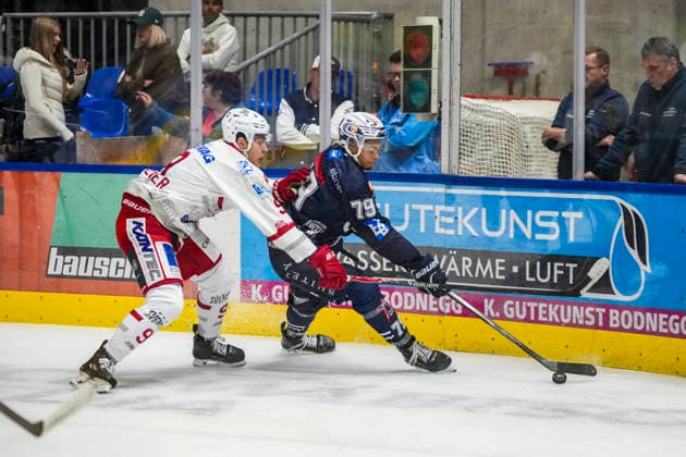 Pepino Langmeier (Eisbaeren Regensburg, 9) im Zweikampf gegen Ryan Odude (Towerstars Ravensburg, 79), GER, Ravensburg Towerstars vs. Eisbaeren Regensburg, Eishockey, DEL2 Hauptrunde, 2. Spieltag, Spielzeit 2026 2027, 20.09.2026 GER, Ravensburg Towerstars vs. Eisbaeren Regensburg, Eishockey, DEL2 Hauptrunde, 2. Spieltag, Spielzeit 2026 2027, 20.09.2026 Ravensburg Copyright: xEibner-Pressefoto MaximilianxRistx EP_MRT