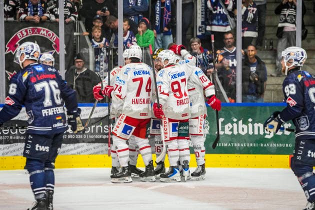 Torjubel zum 0:2 von Corey Trivino (Eisbären Regensburg, 86) und Mannschaft, GER, Ravensburg Towerstars vs. Eisbaeren Regensburg, Eishockey, DEL2 Hauptrunde, 2. Spieltag, Spielzeit 2026 2027, 20.09.2026 GER, Ravensburg Towerstars vs. Eisbaeren Regensburg, Eishockey, DEL2 Hauptrunde, 2. Spieltag, Spielzeit 2026 2027, 20.09.2026 Ravensburg Copyright: xEibner-Pressefoto MaximilianxRistx EP_MRT
