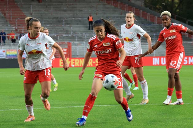 20.09.2026, GER Deutschland, Fussball, 1.Fussballbundesliga, Frauen, 2026 2027, Alte Foersterei, 1.FC Union vs. RB Leibzig Lisanne Graewe ( 1.FC Union Berlin 6 ), Naika Reissner ( 1.FC Union Berlin 42 ), Jasmin Mathys ( RB Leipzig 12 ), Charlotte Hulst ( RB Leipzig 77 ) 1. Liga: DFB DFL regulations prohibit any use of photographs as image sequences and or quasi-video) nordphoto GmbH Engler Berlin Stadion Alte Foersterei Berlin Deutschland Copyright: xNordphotox xEnglerx