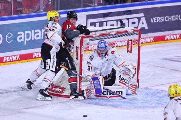 Maksim Matushkin (Loewen Frankfurt, 52) im Zweikampf mit Jan-Luca Sennhenn (Koelner Haie, 17) neben dem Tor von Adam Scheel (Loewen Frankfurt, 31) GER, Kölner Haie vs Loewen Frankfurt, Eishockey, PENNY DEL, 2. Spieltag, Spielzeit 2026 2027, 20.09.2026 GER, Kölner Haie vs Loewen Frankfurt, Eishockey, PENNY DEL, 2. Spieltag, Spielzeit 2026 2027, 20.09.2026 Koeln Copyright: xEibner-Pressefoto RenexWeissx EP_RWS