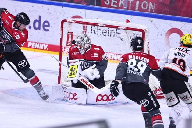 Janne Juvonen (Koelner Haie, 30) pariert diesen Schuss noch, der Nachschuss landet aber zum 1:2 fuer Frankfurt im Tor GER, Kölner Haie vs Loewen Frankfurt, Eishockey, PENNY DEL, 2. Spieltag, Spielzeit 2026 2027, 20.09.2026 GER, Kölner Haie vs Loewen Frankfurt, Eishockey, PENNY DEL, 2. Spieltag, Spielzeit 2026 2027, 20.09.2026 Koeln Copyright: xEibner-Pressefoto RenexWeissx EP_RWS