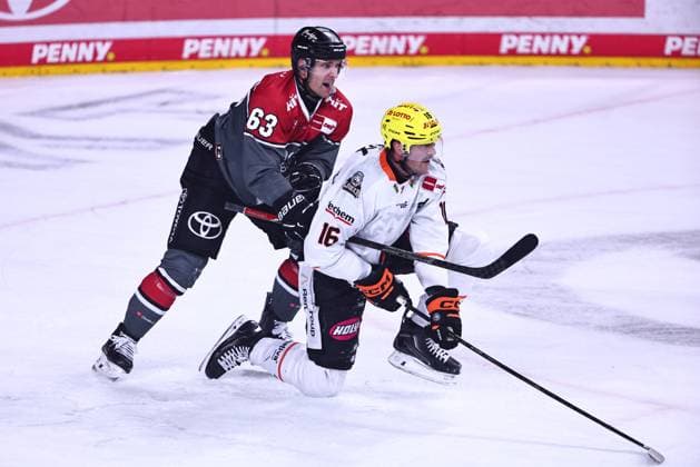 Patrick Russell (Koelner Haie, 63) im Zweikampf mit Konrad Abeltshauser (Loewen Frankfurt, 16) GER, Kölner Haie vs Loewen Frankfurt, Eishockey, PENNY DEL, 2. Spieltag, Spielzeit 2026 2027, 20.09.2026 GER, Kölner Haie vs Loewen Frankfurt, Eishockey, PENNY DEL, 2. Spieltag, Spielzeit 2026 2027, 20.09.2026 Koeln Copyright: xEibner-Pressefoto RenexWeissx EP_RWS
