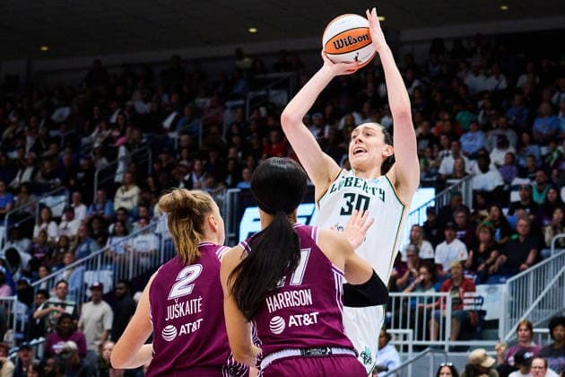 September 20, 2026, Toronto, On, Canada: New York Liberty s Breanna Stewart (30) shoots over Toronto Tempo s Laura Juskaite (2), left, and Isabelle Harrison (21) during first half WNBA, Basketball Damen, USA basketball action in Toronto, on Sunday, Sept. 20, 2026. Canada News - September 20, 2026 - ZUMAc35_ 20260920_zaf_c35_144 Copyright: xSammyxKoganx