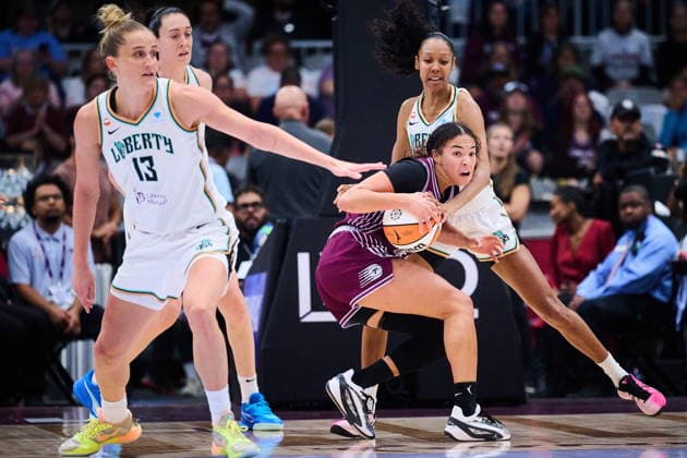 September 20, 2026, Toronto, On, Canada: Toronto Tempo s Kiki Rice (1) looks for a pass as New York Liberty s Rebekah Gardner (7), right, defends during first half WNBA, Basketball Damen, USA basketball action in Toronto, on Sunday, Sept. 20, 2026. Canada News - September 20, 2026 - ZUMAc35_ 20260920_zaf_c35_145 Copyright: xSammyxKoganx