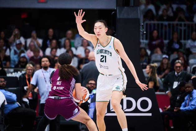 September 20, 2026, Toronto, On, Canada: New York Liberty s Han Xu (21) defends against Toronto Tempo s Kiki Rice (1) during first half WNBA, Basketball Damen, USA basketball action in Toronto, on Sunday, Sept. 20, 2026. Canada News - September 20, 2026 - ZUMAc35_ 20260920_zaf_c35_148 Copyright: xSammyxKoganx
