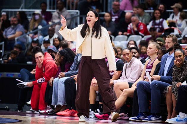 September 20, 2026, Toronto, On, Canada: Toronto Tempo head coach Sandy Brondello gives instructions to her team during first half WNBA, Basketball Damen, USA basketball action in Toronto, on Sunday, Sept. 20, 2026. Canada News - September 20, 2026 - ZUMAc35_ 20260920_zaf_c35_151 Copyright: xSammyxKoganx
